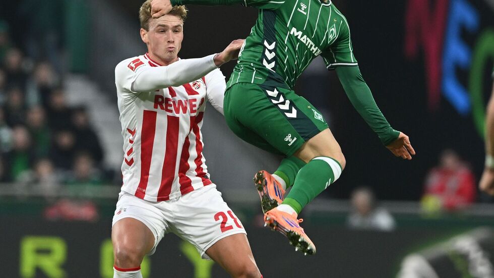 Bremens Romano Schmid (r) geht artistisch zum Ball, der Kölner Sebastian Sebulonsen schaut gebannt zu.