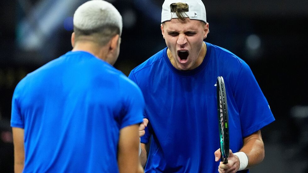 Der Weltranglistenerste Carlos Alcaraz aus Spanien (l) gewann beim Laver Cup im Doppel. Der Weltranglistenerste Carlos Alcaraz aus Spanien (l) gewann beim Laver Cup im Doppel.