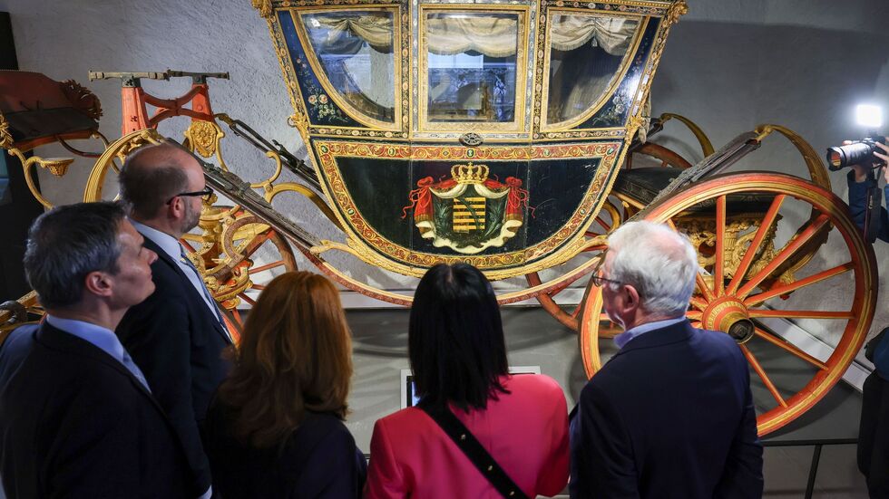 Finanzminister Christian Piwarz (2.v.l.) besichtigt den sächsischen Gesandschaftswagen zur Kaiserkrönung am 9. Oktober 1790 im neu konzipierten Kutschenmuseum auf Schloss Augustusburg. Finanzminister Christian Piwarz (2.v.l.) besichtigt den sächsischen Gesandschaftswagen zur Kaiserkrönung am 9. Oktober 1790 im neu konzipierten Kutschenmuseum auf Schloss Augustusburg.