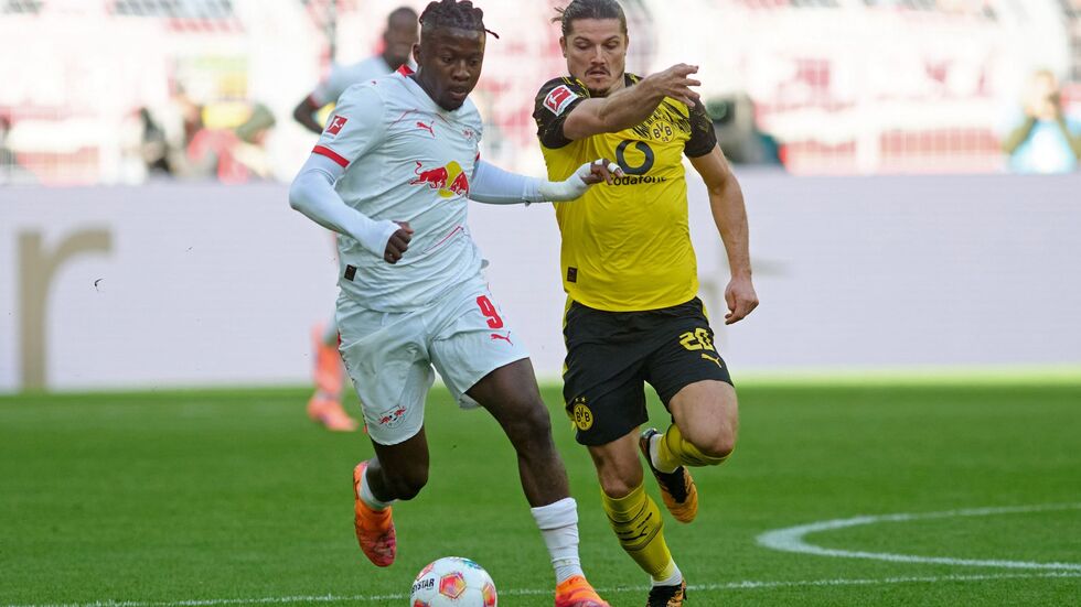 Voller Einsatz im Topspiel: Leipzigs Johan Bakayoko (l) will den Ball gegen BVB-Spieler Marcel Sabitzer behaupten. Voller Einsatz im Topspiel: Leipzigs Johan Bakayoko (l) will den Ball gegen BVB-Spieler Marcel Sabitzer behaupten.