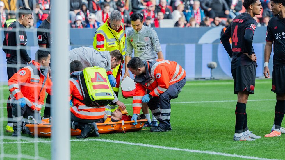 Bitter für Bayer: Kapitän Alejandro Grimaldo muss vom Platz getragen werden. Bitter für Bayer: Kapitän Alejandro Grimaldo muss vom Platz getragen werden.