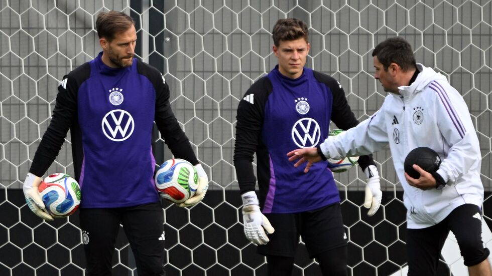 Oliver Baumann (l.) hört Torwart-Trainer Andreas Kronenberg aufmerksam zu.  Oliver Baumann (l.) hört Torwart-Trainer Andreas Kronenberg aufmerksam zu.