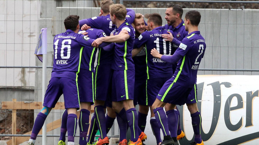 Aue feiert den Führungs­treffer von Pascal Köpke. (Foto: IMAGO / Karina Hessland)