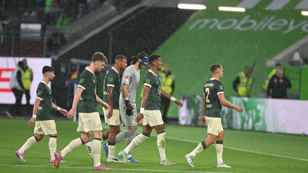 Die Partie von Wolfsburg gegen Köln musste wegen eines Unwetters unterbrochen werden Die Partie von Wolfsburg gegen Köln musste wegen eines Unwetters unterbrochen werden