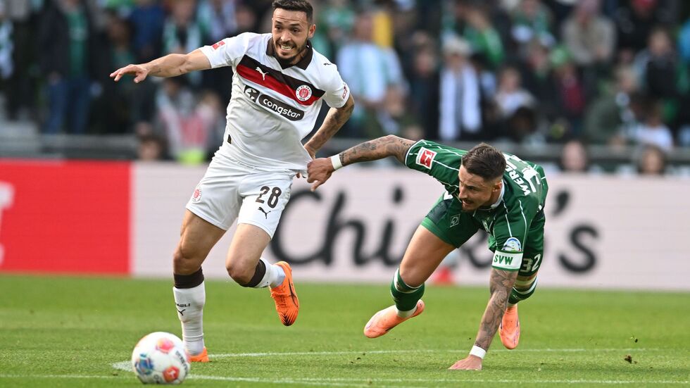 Hier geblieben: Werders Marco Friedl (r) verfolgt St. Paulis Mathias Pereira Lage. Hier geblieben: Werders Marco Friedl (r) verfolgt St. Paulis Mathias Pereira Lage.