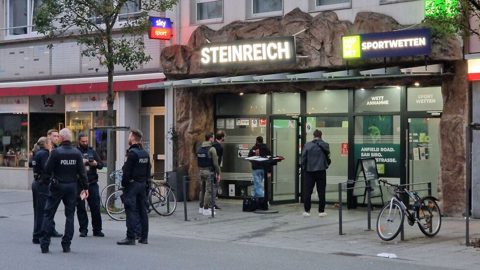 Drei Männer wurden durch mindestens drei Schüsse im Bereich der Beine und des Oberkörpers verletzt.  Drei Männer wurden durch mindestens drei Schüsse im Bereich der Beine und des Oberkörpers verletzt.