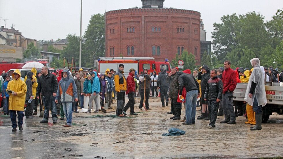 Hunderte Helfer füllten am Sonntag am Gasometer in Zwickau Sandsäcke. (c) Ralph Köhler Hunderte Helfer füllten am Sonntag am Gasometer in Zwickau Sandsäcke. (c) Ralph Köhler