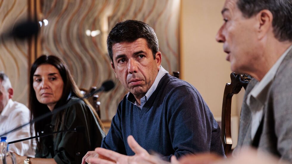 Regionalpräsident Carlos Mazón (Mitte) steht in der Kritik. (Archivfoto) Regionalpräsident Carlos Mazón (Mitte) steht in der Kritik. (Archivfoto)