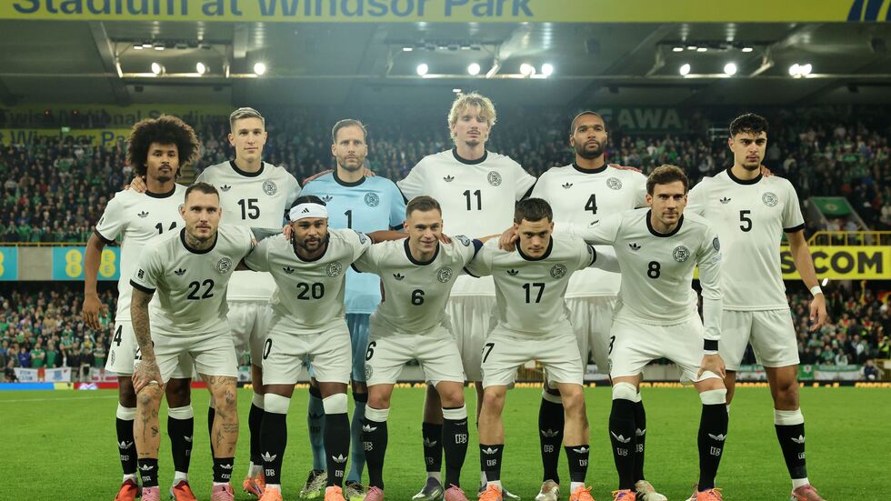 Die DFB-Elf stellt sich zum Team-Foto im Windsor Park.  Die DFB-Elf stellt sich zum Team-Foto im Windsor Park.
