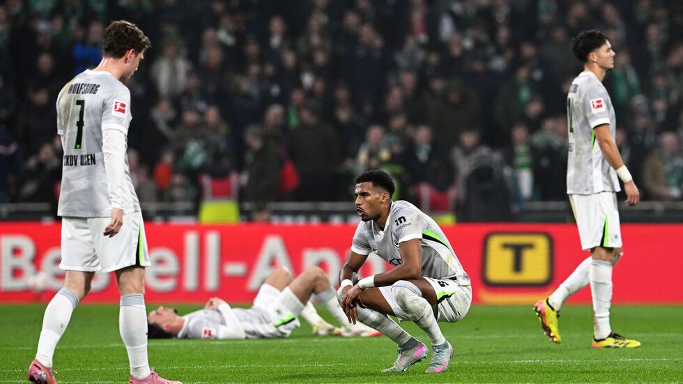 Von späten Gegentoren geschockt: Wolfsburg verliert auch in Bremen. Von späten Gegentoren geschockt: Wolfsburg verliert auch in Bremen.