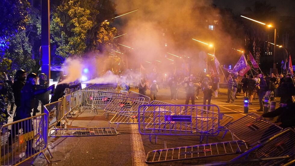 Auch in der Nähe des israelischen Konsulats in Barcelona kam es zu Unruhen. Auch in der Nähe des israelischen Konsulats in Barcelona kam es zu Unruhen.