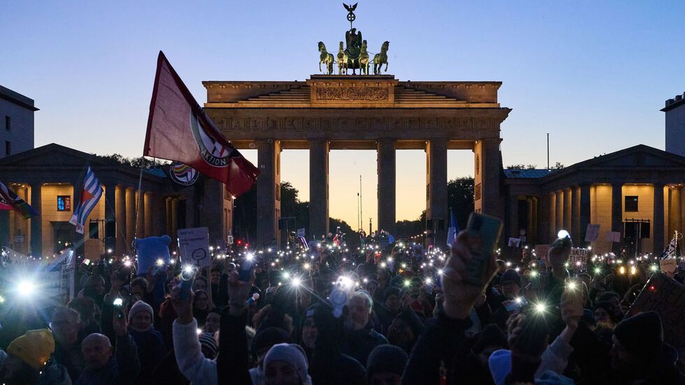 Die Demonstranten trafen sich für ihren Protest vor dem Brandenburger Tor.  Die Demonstranten trafen sich für ihren Protest vor dem Brandenburger Tor.