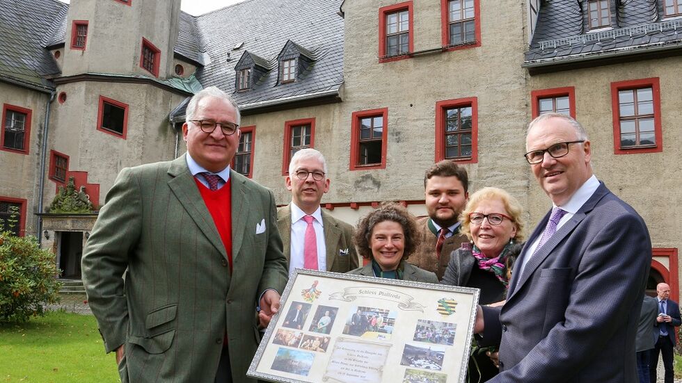 Joachim Heinrich, Carl Alexander, seine Frau Sabine, Caspar und Helene Diener von Schön­berg mit dem Geschäfts­führer der Sozial­be­triebe Andreas Haustein (v.l.) bei der symbo­li­schen Übergabe des Schlosses Pfaff­roda. Foto: Jan Görner
