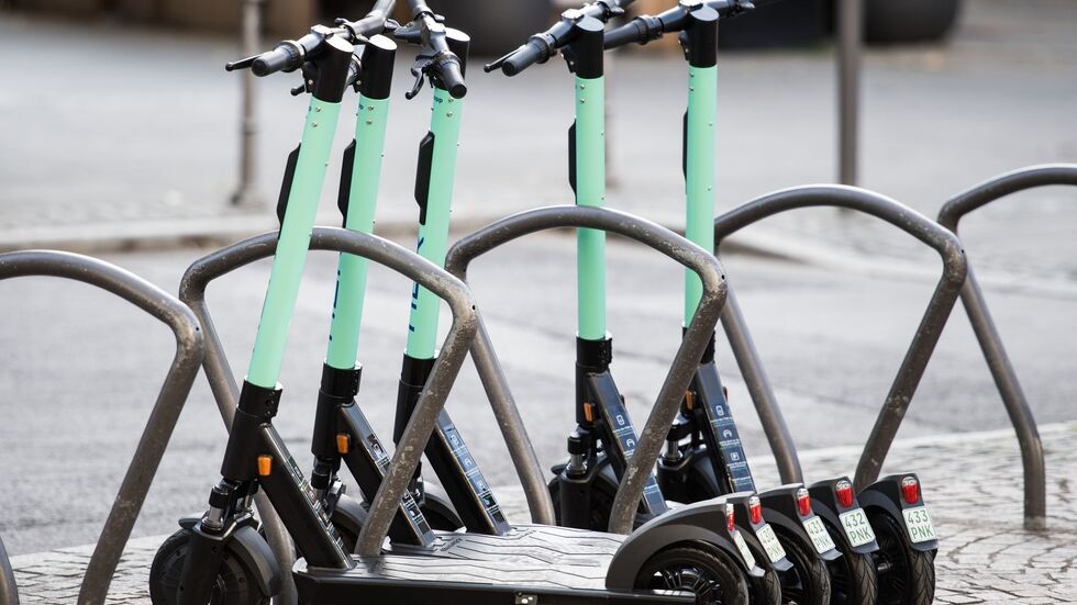 Die Fahrzeuge von Anbietern wie Bolt und Lime lassen sich per Smartphone-App anmieten. (Symbolbild) Die Fahrzeuge von Anbietern wie Bolt und Lime lassen sich per Smartphone-App anmieten. (Symbolbild)