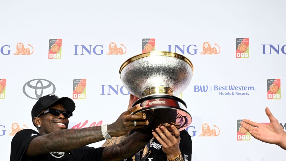 Schröder brachte die Trophäe auf die Bühne. Schröder brachte die Trophäe auf die Bühne.
