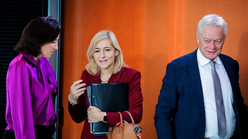 Gesundheitsministerin Nina Warken (CDU, mitte) brachte die Gesetzesänderung ins Kabinett ein. Gesundheitsministerin Nina Warken (CDU, mitte) brachte die Gesetzesänderung ins Kabinett ein.