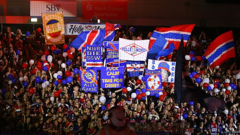 Flensburgs Fans feiern vor dem Spielbeginn. Flensburgs Fans feiern vor dem Spielbeginn.