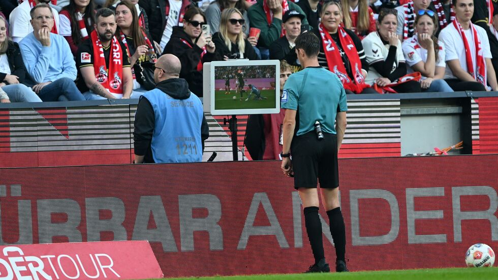 Schiedsrichter Matthias Jöllenbeck gab nach Ansicht der TV-Bilder einen Strafstoß für den VfB Stuttgart. Schiedsrichter Matthias Jöllenbeck gab nach Ansicht der TV-Bilder einen Strafstoß für den VfB Stuttgart.