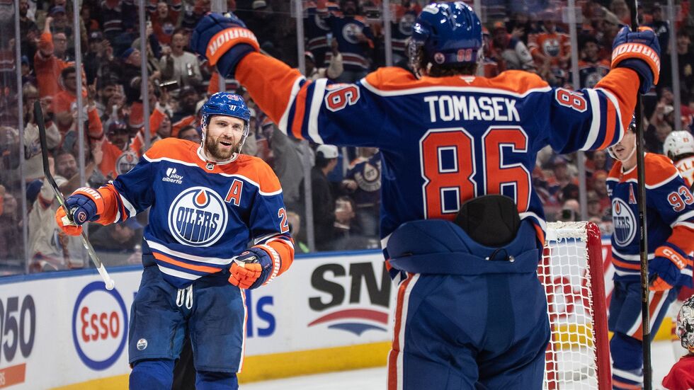 Leon Draisaitl (links) hat das 400. NHL-Tor seiner Karriere erzielt.  Leon Draisaitl (links) hat das 400. NHL-Tor seiner Karriere erzielt.