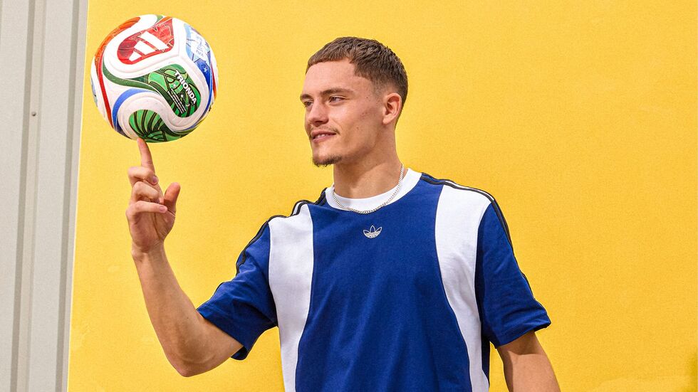 Florian Wirtz mit dem offiziellen WM-Spielball «Trionda». Florian Wirtz mit dem offiziellen WM-Spielball «Trionda».
