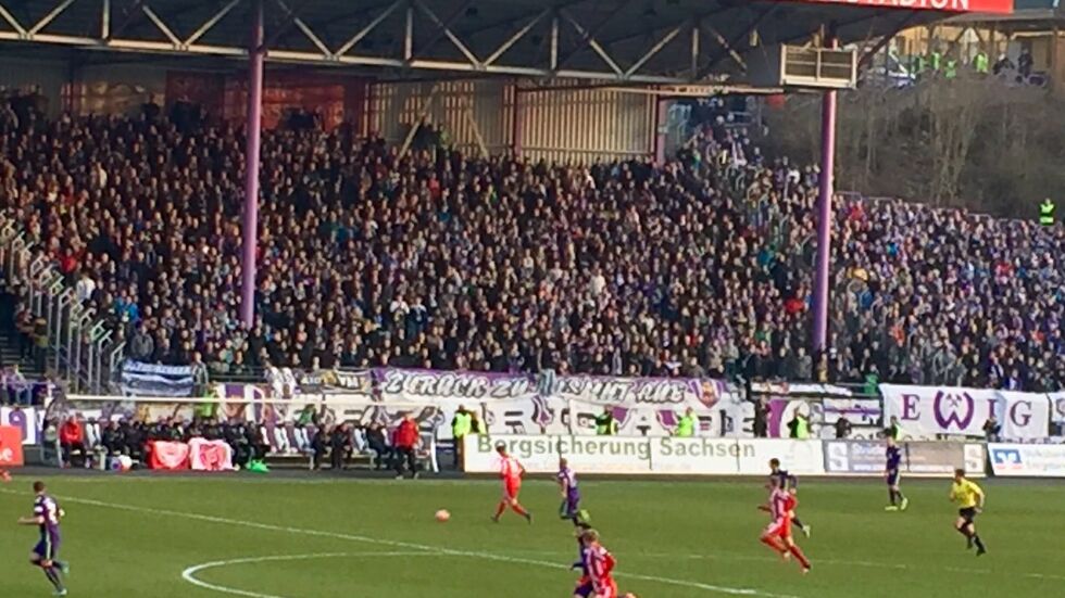 Erzge­birge Aue bezwang den Halle­schen FC am Freitag klar mit 4:0. (Foto: Redak­tion)