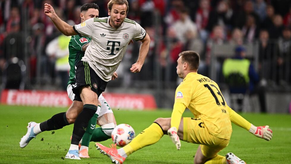 Endstation Kal Hein (r): Hier scheitert Harry Kane am Werder-Torhüter.  Endstation Kal Hein (r): Hier scheitert Harry Kane am Werder-Torhüter.