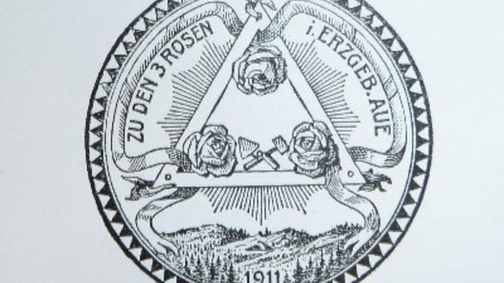 Auf den Mitglie­der­ver­zeich­nissen der Auer Loge ist auch das Logo zu sehen. (Foto: Sindy Einhorn) Auf den Mitgliederverzeichnissen der Auer Loge ist auch das Logo zu sehen. (Foto: Sindy Einhorn)