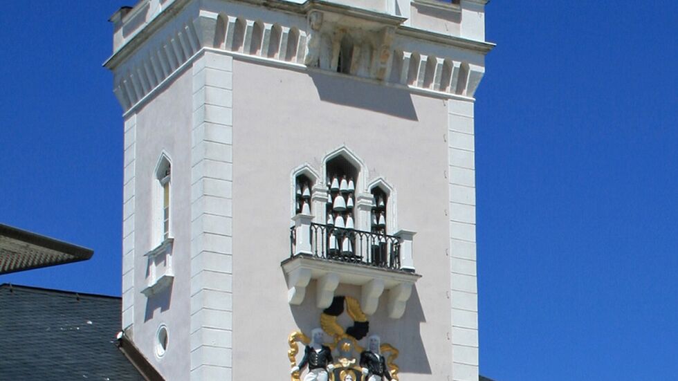 Rathaus­turm Schnee­berg mit Porzel­lan­glo­cken­spiel. Foto: Stadt­ver­wal­tung Schnee­berg. Rathausturm Schneeberg mit Porzellanglockenspiel. Foto: Stadtverwaltung Schneeberg.