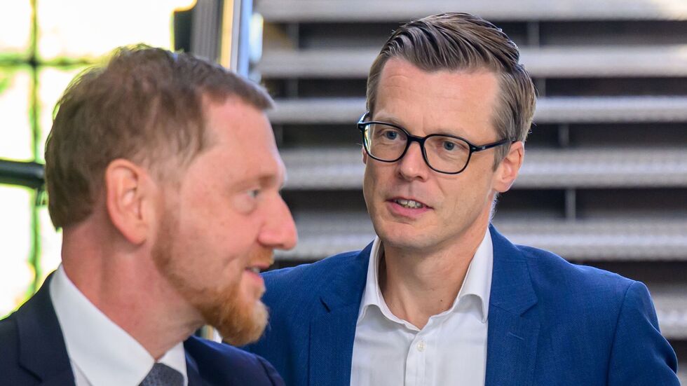 Danny Auerswald (rechts), Sprecher der Geschäftsführung von Volkswagen Sachsen, wird von Ministerpräsident Michael Kretschmer (CDU) zur Kabinettssitzung empfangen. 