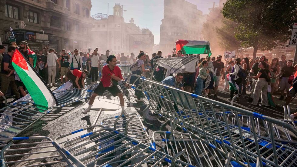 Propalästinensische Demonstranten hatten für den Abbruch der letzten Vuelta-Etappe gesorgt. Propalästinensische Demonstranten hatten für den Abbruch der letzten Vuelta-Etappe gesorgt.