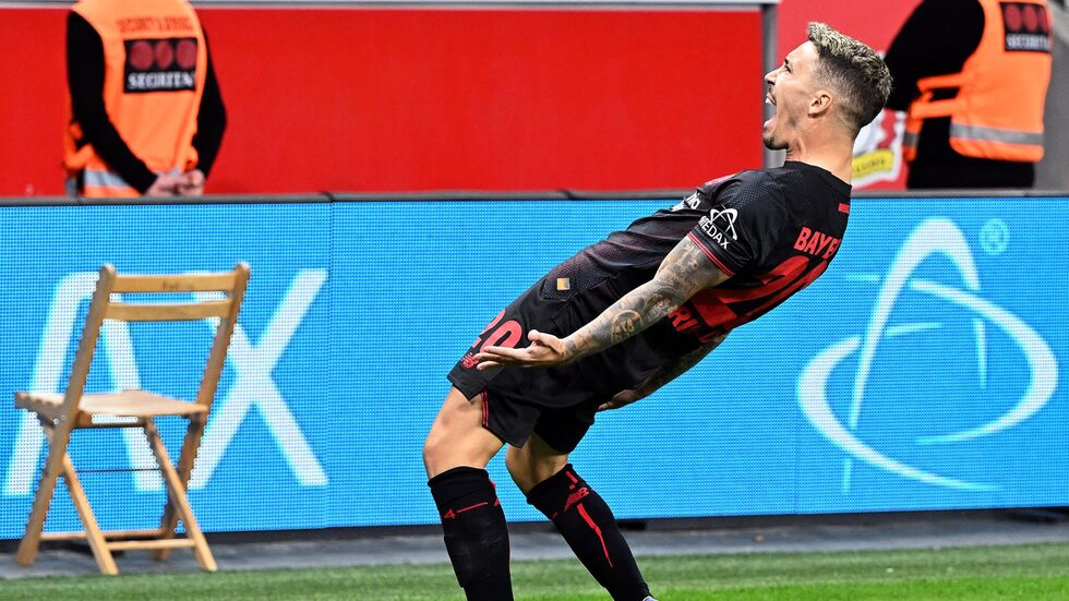 Zweimal stark beim Freistoß: Alejandro Grimaldo. Zweimal stark beim Freistoß: Alejandro Grimaldo.