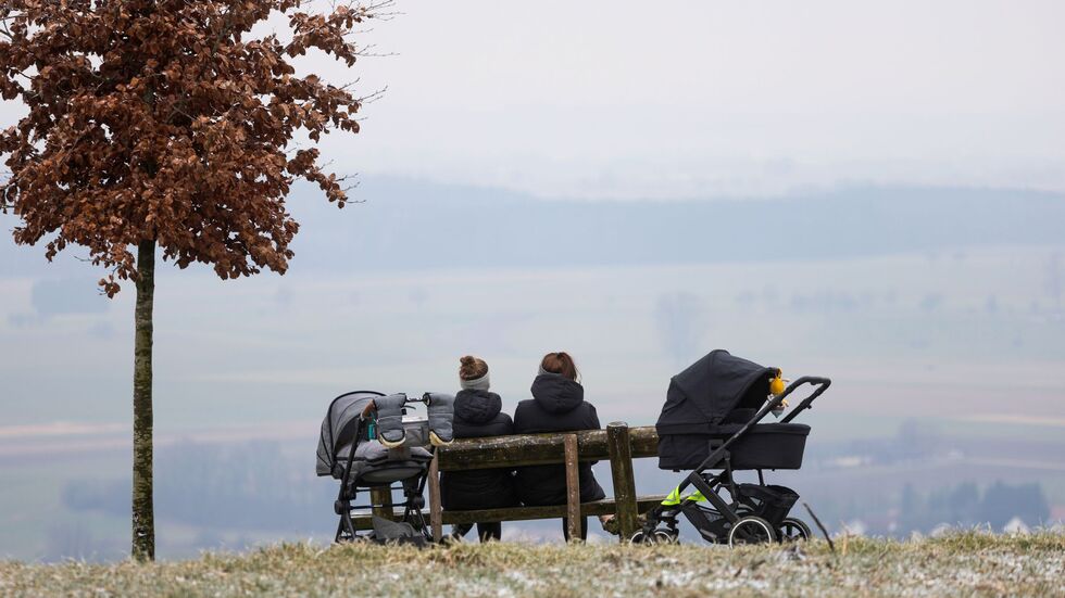 Lieber Kinder statt Karriere? Forscher haben das Rollenbild junger Frauen untersucht (Symbolbild).  Lieber Kinder statt Karriere? Forscher haben das Rollenbild junger Frauen untersucht (Symbolbild).