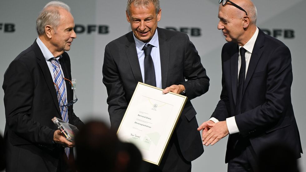 Bernard Dietz (l) wird von Jürgen Klinsmann und DFB-Präsident Bernd Neuendorf für die Ernennung zum Ehrenspielführer gratuliert. Bernard Dietz (l) wird von Jürgen Klinsmann und DFB-Präsident Bernd Neuendorf für die Ernennung zum Ehrenspielführer gratuliert.