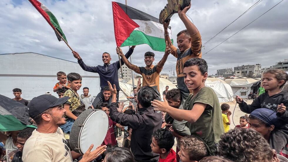 Nach zwei Jahren Krieg wird im Gazastreifen die Einigung auf eine Waffenruhe gefeiert. Nach zwei Jahren Krieg wird im Gazastreifen die Einigung auf eine Waffenruhe gefeiert.