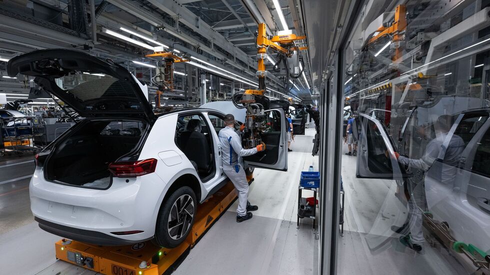 Der Volkswagen-Konzern verlängert die Produktion des Modells ID.3 an seinem sächsischen Standort bei Zwickau über 2027 hinaus. Der Volkswagen-Konzern verlängert die Produktion des Modells ID.3 an seinem sächsischen Standort bei Zwickau über 2027 hinaus.