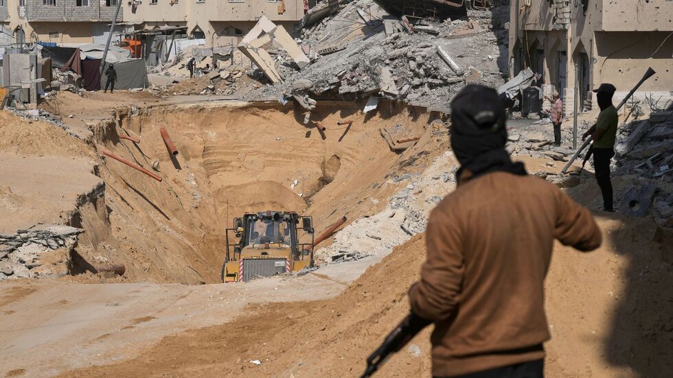 Mitglieder der islamistischen Hamas suchen nach Leichen israelischer Geiseln.  Mitglieder der islamistischen Hamas suchen nach Leichen israelischer Geiseln.