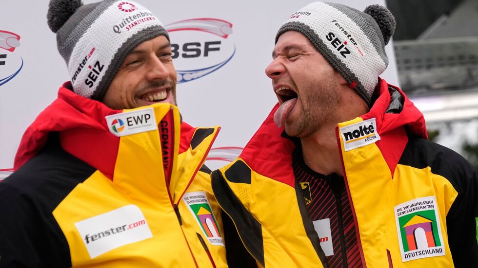 Johannes Lochner (r) und Georg Fleischhauer feiern den Sieg im Zweierbob.