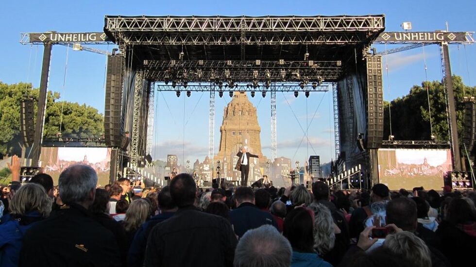 Vor traum­hafter Kulisse am Völki sang sich der Graf mit seiner Band "Unheilig" in die Herzen seiner Fans. (Fotos: Radio Leipzig) Vor traumhafter Kulisse am Völki sang sich der Graf mit seiner Band "Unheilig" in die Herzen seiner Fans. (Fotos: Radio Leipzig)