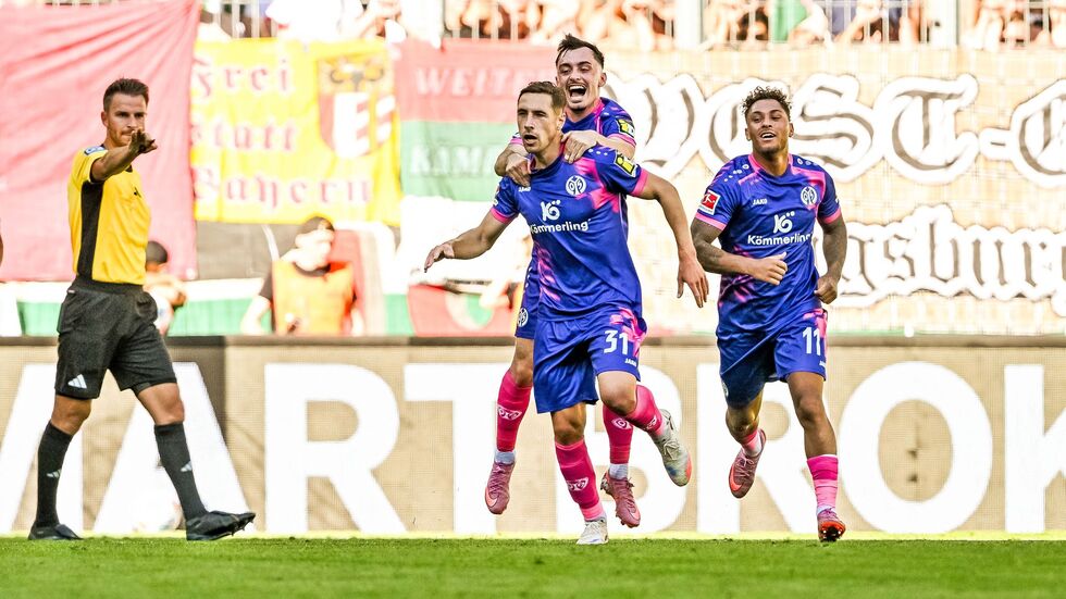 Die Mainzer bejubeln den zweiten Treffer gegen Augsburg Die Mainzer bejubeln den zweiten Treffer gegen Augsburg