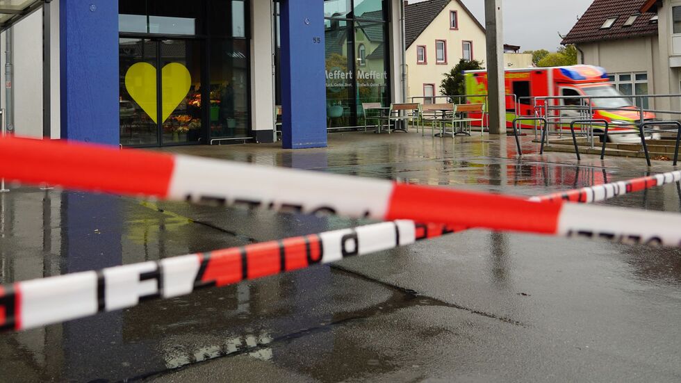 Ein 16-Jährigen wird brutal niedergestochen. Streit mit dem mutmaßlichen Täter gab es vorher laut Ermittlern nicht. Ein 16-Jährigen wird brutal niedergestochen. Streit mit dem mutmaßlichen Täter gab es vorher laut Ermittlern nicht.