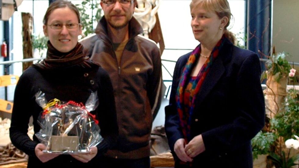 Jubilä­ums­gast Claudia Anders und ihr Freund Mario Glöß (v.l.) bekamen von Kathrin Hillig ein kleines Geschenk. (c) Mario Schubert Jubiläumsgast Claudia Anders und ihr Freund Mario Glöß (v.l.) bekamen von Kathrin Hillig ein kleines Geschenk. (c) Mario Schubert