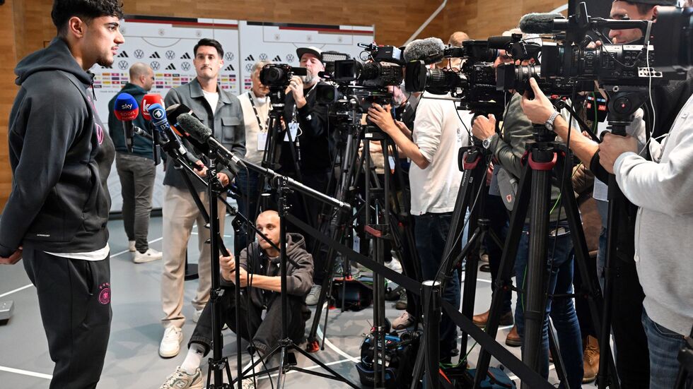 Bayern-Profi Aleksandar Pavlovic beantwortet im DFB-Quartier Reporterfragen.  Bayern-Profi Aleksandar Pavlovic beantwortet im DFB-Quartier Reporterfragen.