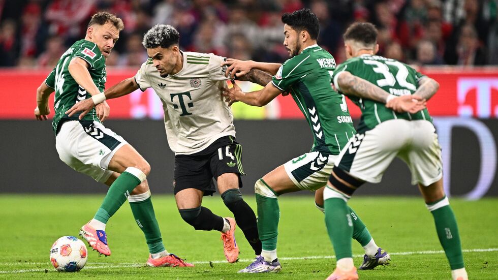 Kaum zu stoppen: Bayern-Angreifer Luis Díaz gegen drei Bremer. Kaum zu stoppen: Bayern-Angreifer Luis Díaz gegen drei Bremer.