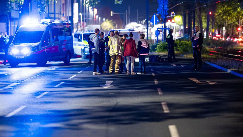 Einsatzkräfte versorgen mehrere Menschen nach einer Schießerei in Hannover.  Einsatzkräfte versorgen mehrere Menschen nach einer Schießerei in Hannover.