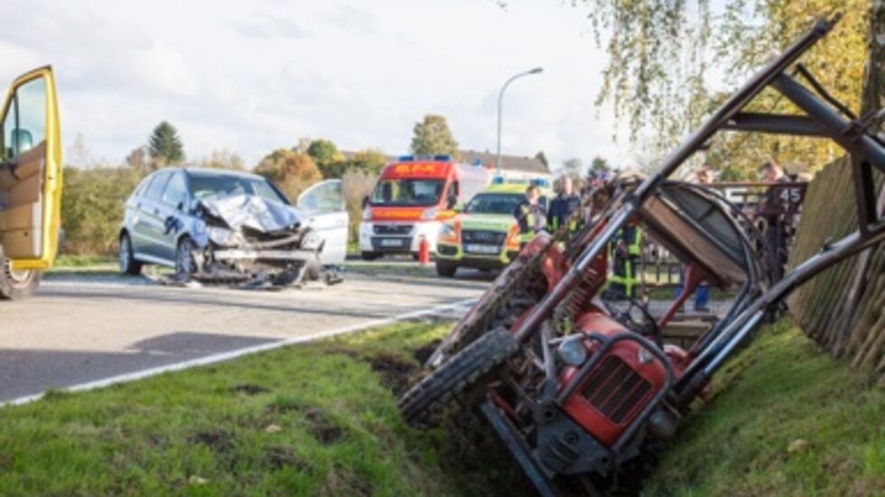 Wie es zu dem Zusam­men­stoß zwischen PKW und Traktor kam ist noch unklar. (c) Medien­ser­vice Erzge­birge Wie es zu dem Zusammenstoß zwischen PKW und Traktor kam ist noch unklar. (c) Medienservice Erzgebirge