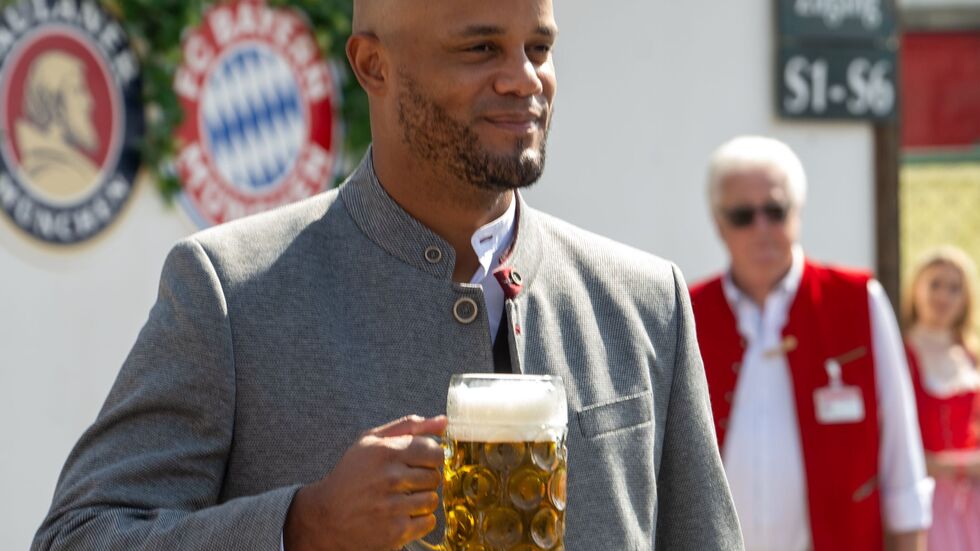 Anstoßen auf den zehnten Saisonsieg? Bayern-Coach Vincent Kompany in Oktoberfest-Tracht. Anstoßen auf den zehnten Saisonsieg? Bayern-Coach Vincent Kompany in Oktoberfest-Tracht.