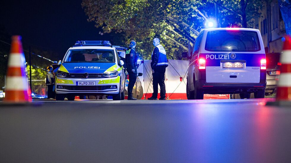 Zahlreiche Einsatzkräfte sind am Tatort. Zahlreiche Einsatzkräfte sind am Tatort.