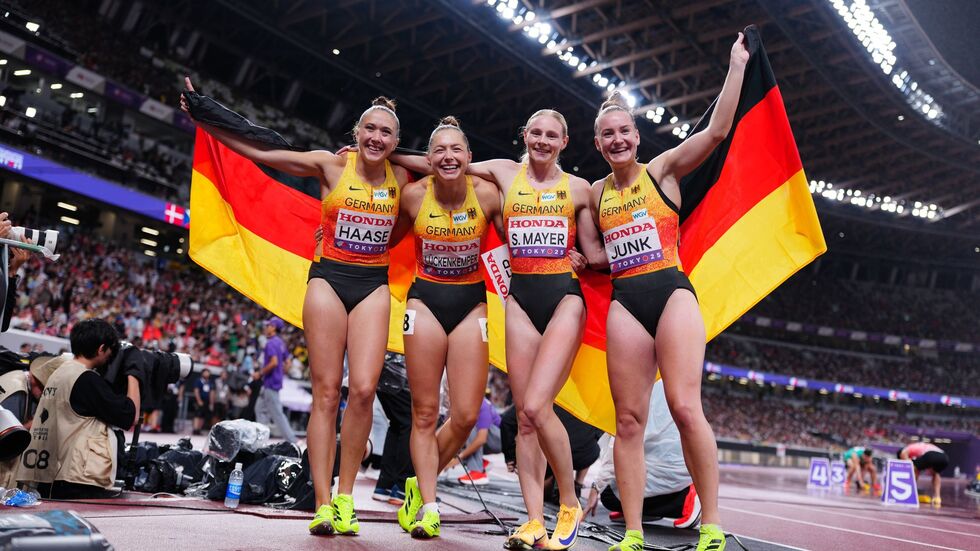 Die Staffel gewinnt Bronze. Die Staffel gewinnt Bronze.