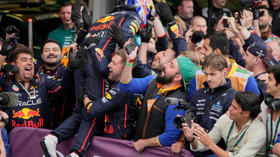 Max Verstappen feiert seinen nächsten Sieg. Max Verstappen feiert seinen nächsten Sieg.
