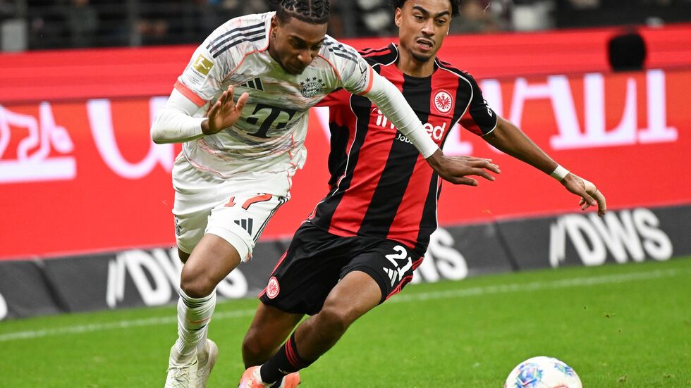 Oft einen Schritt schneller als Frankfurts Nathaniel Brown: Bayern-Star Michael Olise (l). Oft einen Schritt schneller als Frankfurts Nathaniel Brown: Bayern-Star Michael Olise (l).